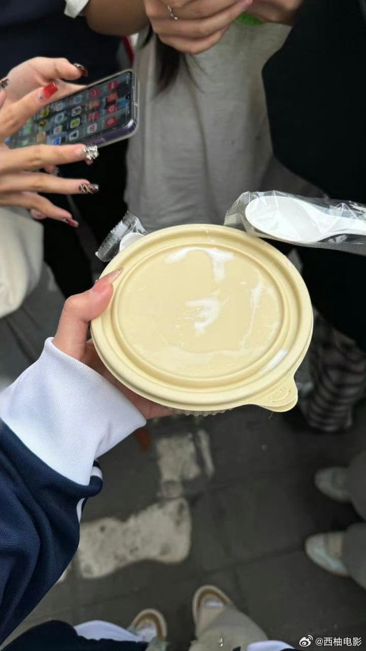 虞书欣元宵节请粉丝吃椰奶汤圆  虞书欣元宵节剧组请客 虞书欣元宵节请粉丝吃汤圆，