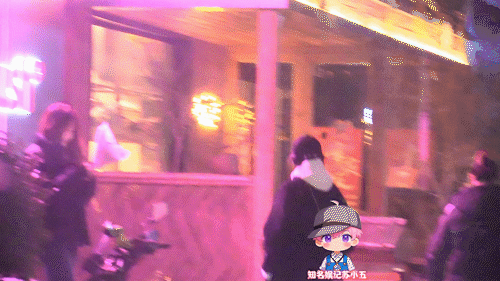 曝关晓彤深夜去酒吧 只是正常的朋友聚会放松而已，明星也有自己的私人生活，没必要过