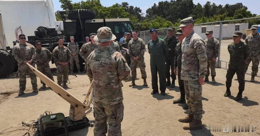 4月29日，美国太平洋陆军司令查尔斯•弗林上将视察了，部署在菲律宾佬沃国际机场的