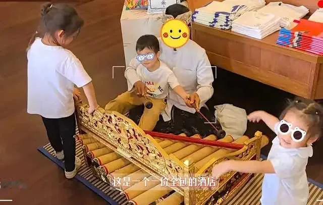 郑恺苗苗公开三胎小女儿 三年抱三圆满！小女儿首露脸肉乎乎超讨喜，郑恺化身全能奶爸