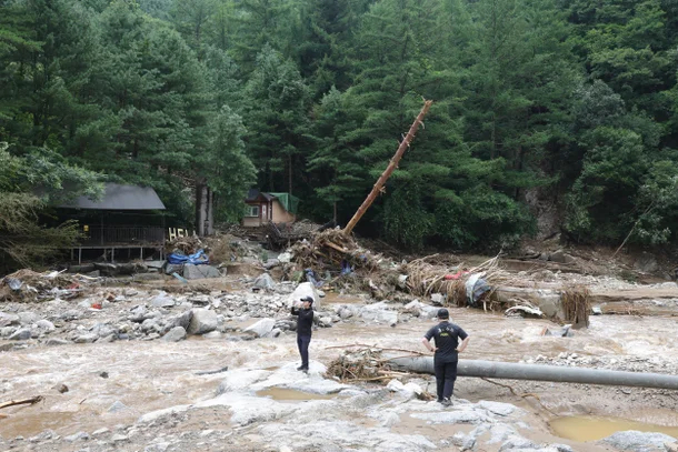 【韩国一家四口外出度假遭遇暴雨引发山体滑坡，仅高中生长子幸存】海外新鲜事热点现场