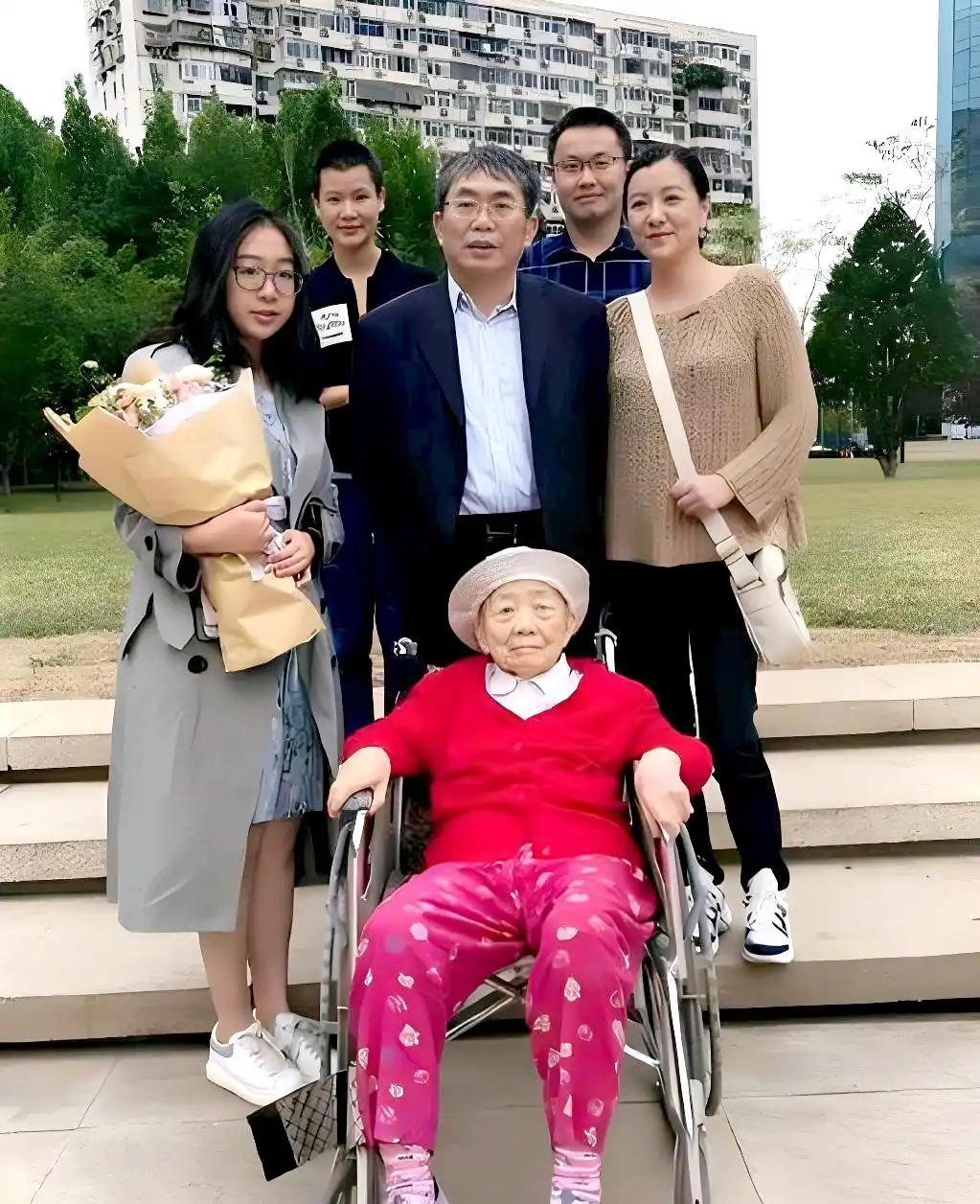 聂家无人争产  

棋圣聂卫平走后，三任妻子、三个子女，坐在一起喝了茶。没有争执