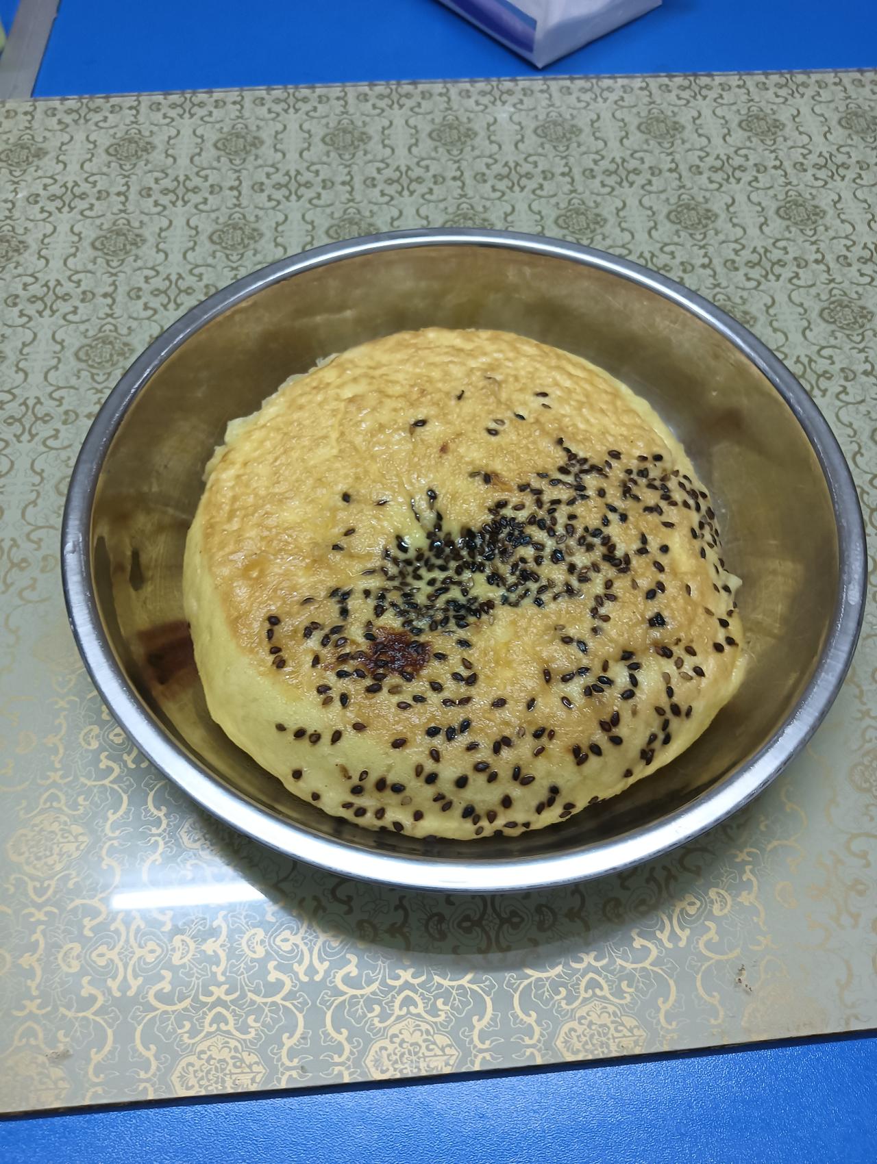 打工人不容易呀！下班回来没饭吃了，只能吃个面包。这个面包是早上买的，中午没有吃，