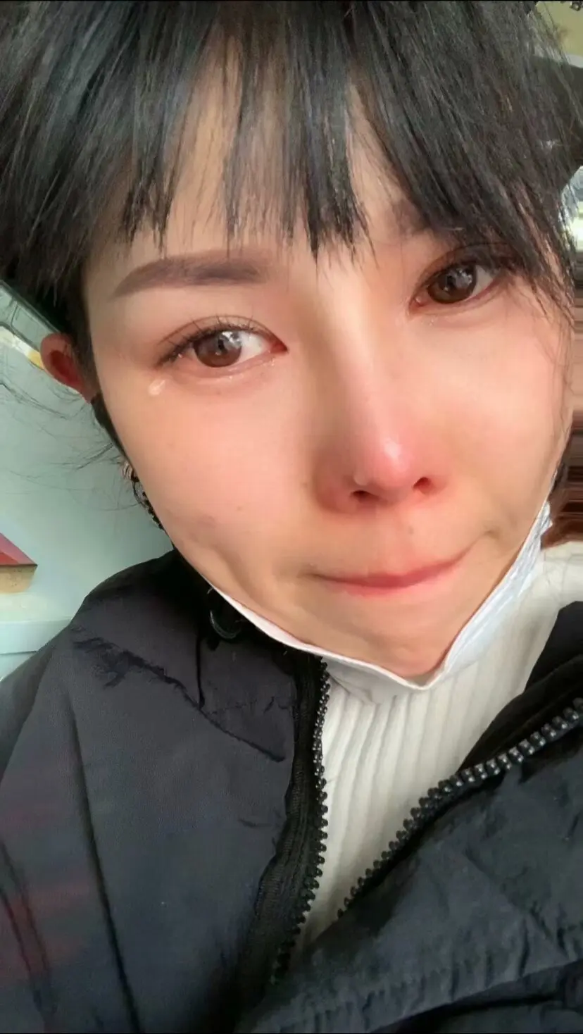 这位老人是我的父亲，半年没有回家了，回来看到爸爸又老又瘦，头发白了一大...