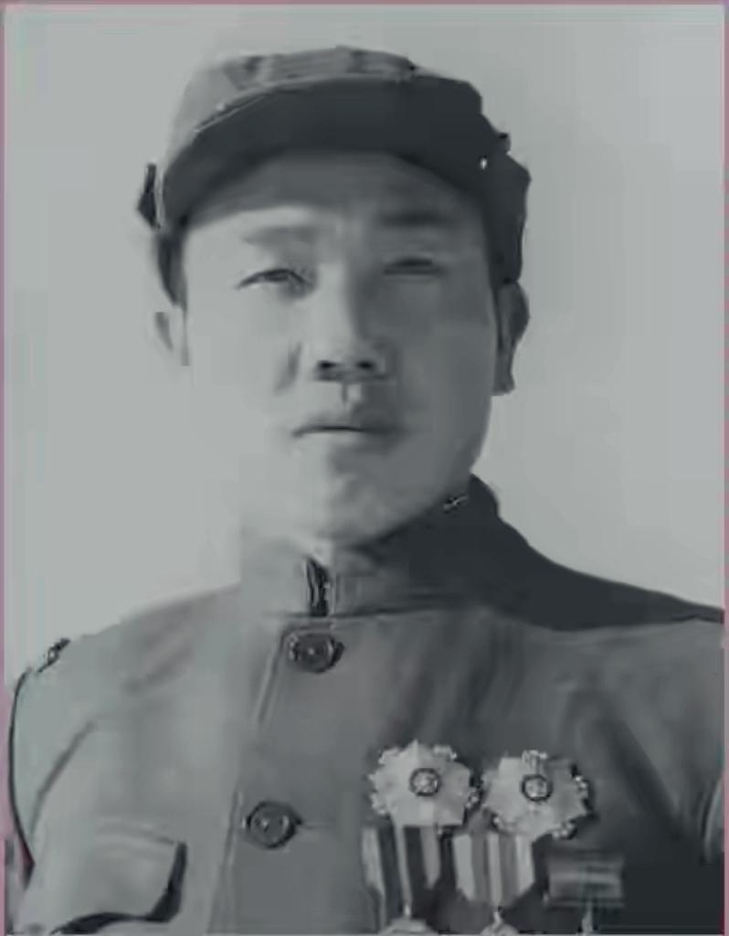 他在雪地里挖了个假阵地，美军百架战机狂轰8小时，醒来后创造215:0奇迹，彭德怀