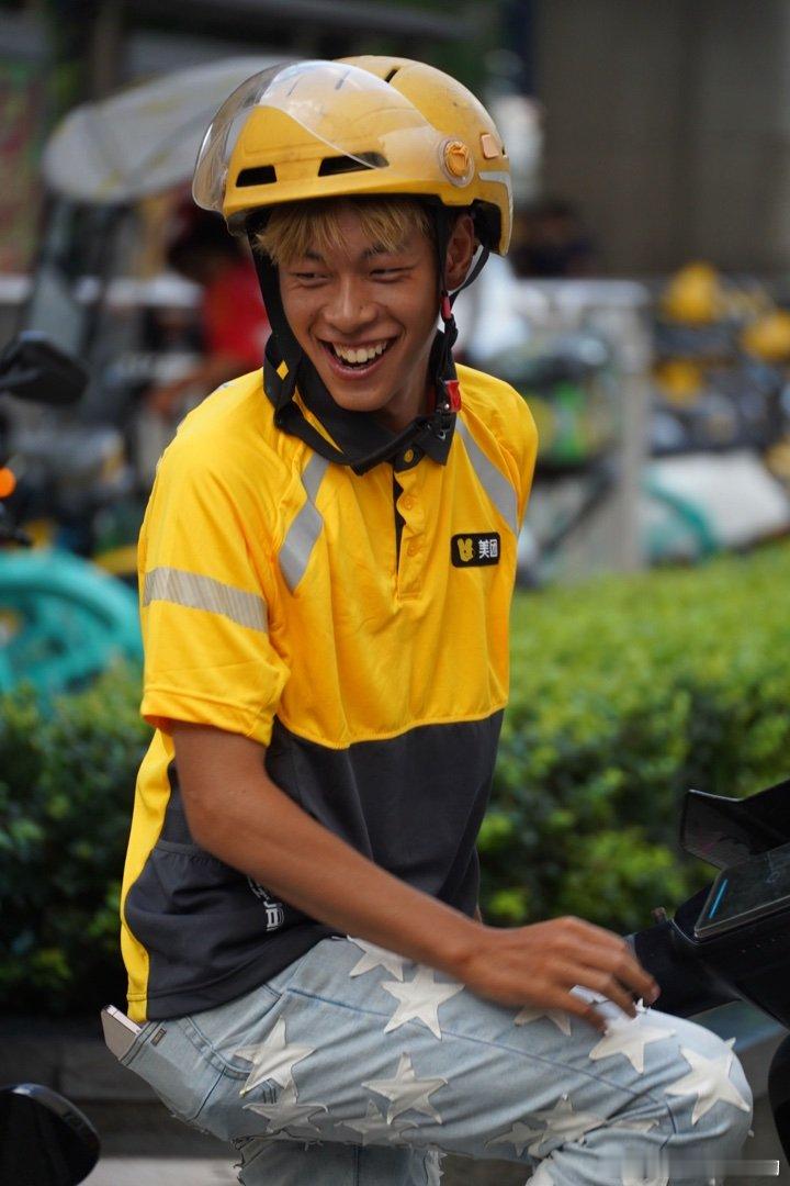 黄毛小哥大笑开怀 ​​​