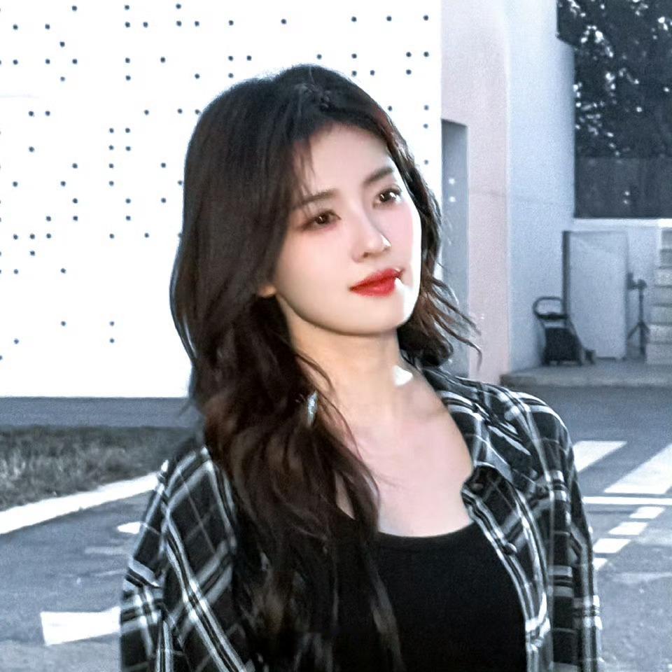 白鹿  白鹿叶璃 白鹿莫离 💖💓“花在骄阳下盛开 我的爱永远为你而敞开.”