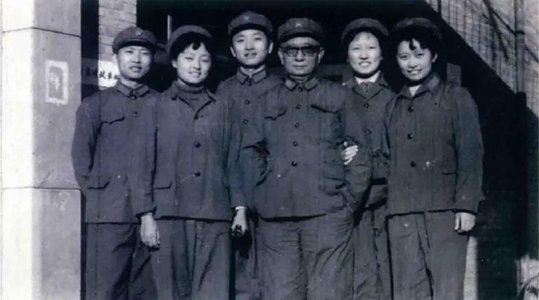 这是孙继先将军1980年与儿女们的照片
孙继先是谁？孙继先是1935年红军强渡大