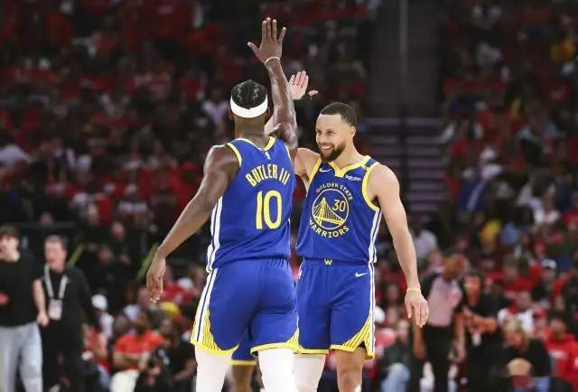 李宁官宣签约库里李宁正式官宣与NBA球星斯蒂芬·库里达成战略合作，双方签署了一份