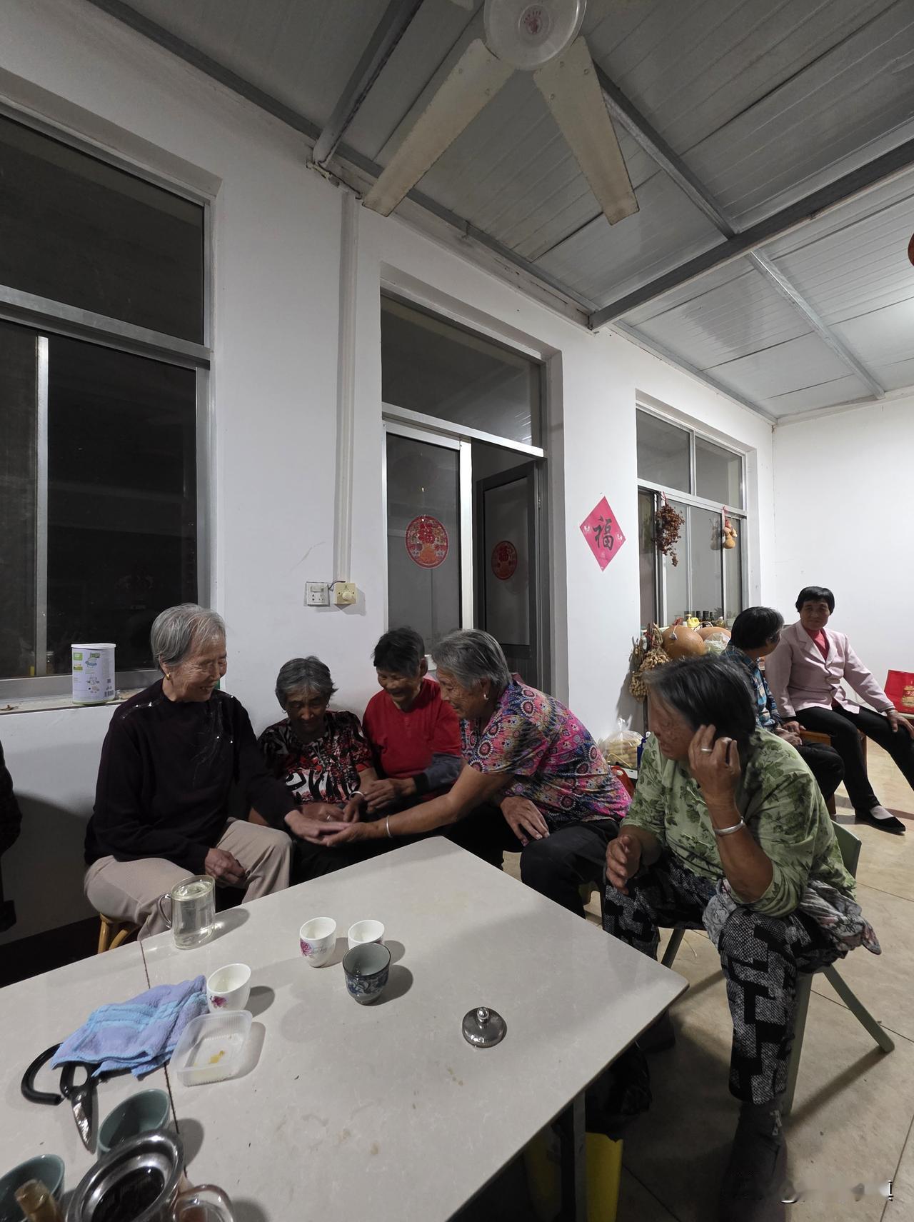 昨天在村里，一个老婶子问了我一个扎心的问题……

82岁的老婶子说：“你说我这是
