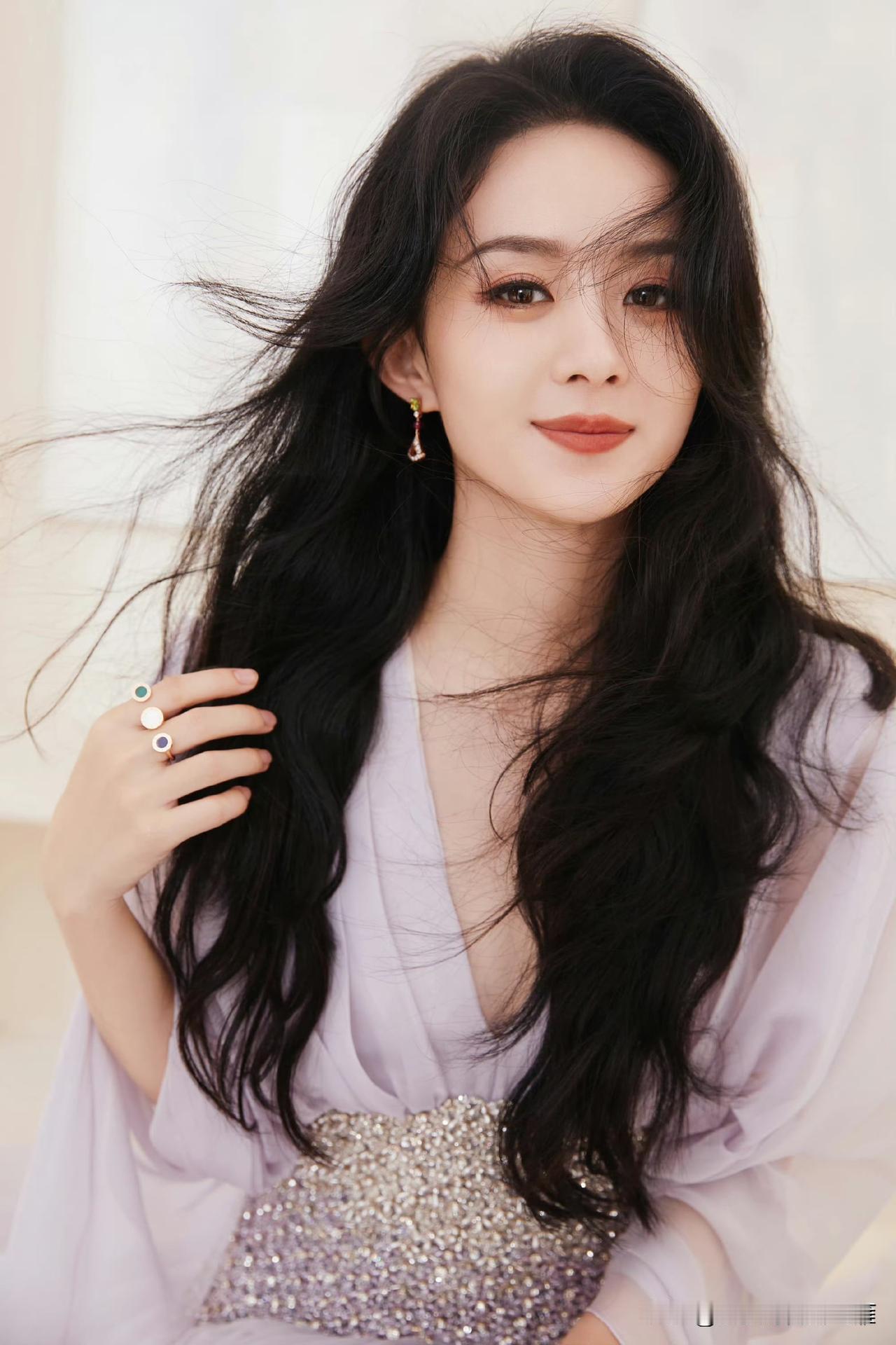 [灵光一闪]赵丽颖飘柔的黑长卷发，被风轻轻扬起，自带一种朦胧温柔的仙气，温婉又浪