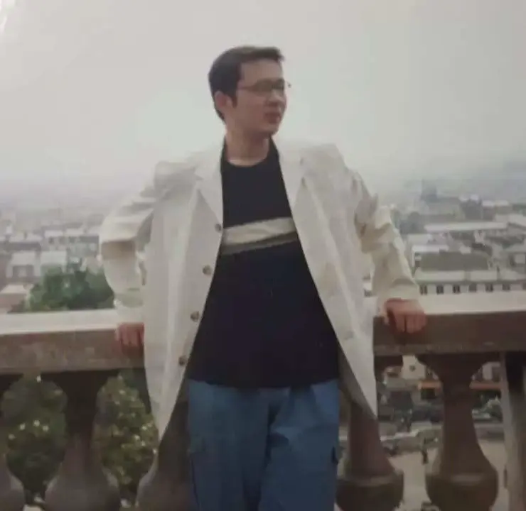 一张老照片，隔了二十余年 头发没了，胡子白了 青春，也彻底没了 从前嫌...