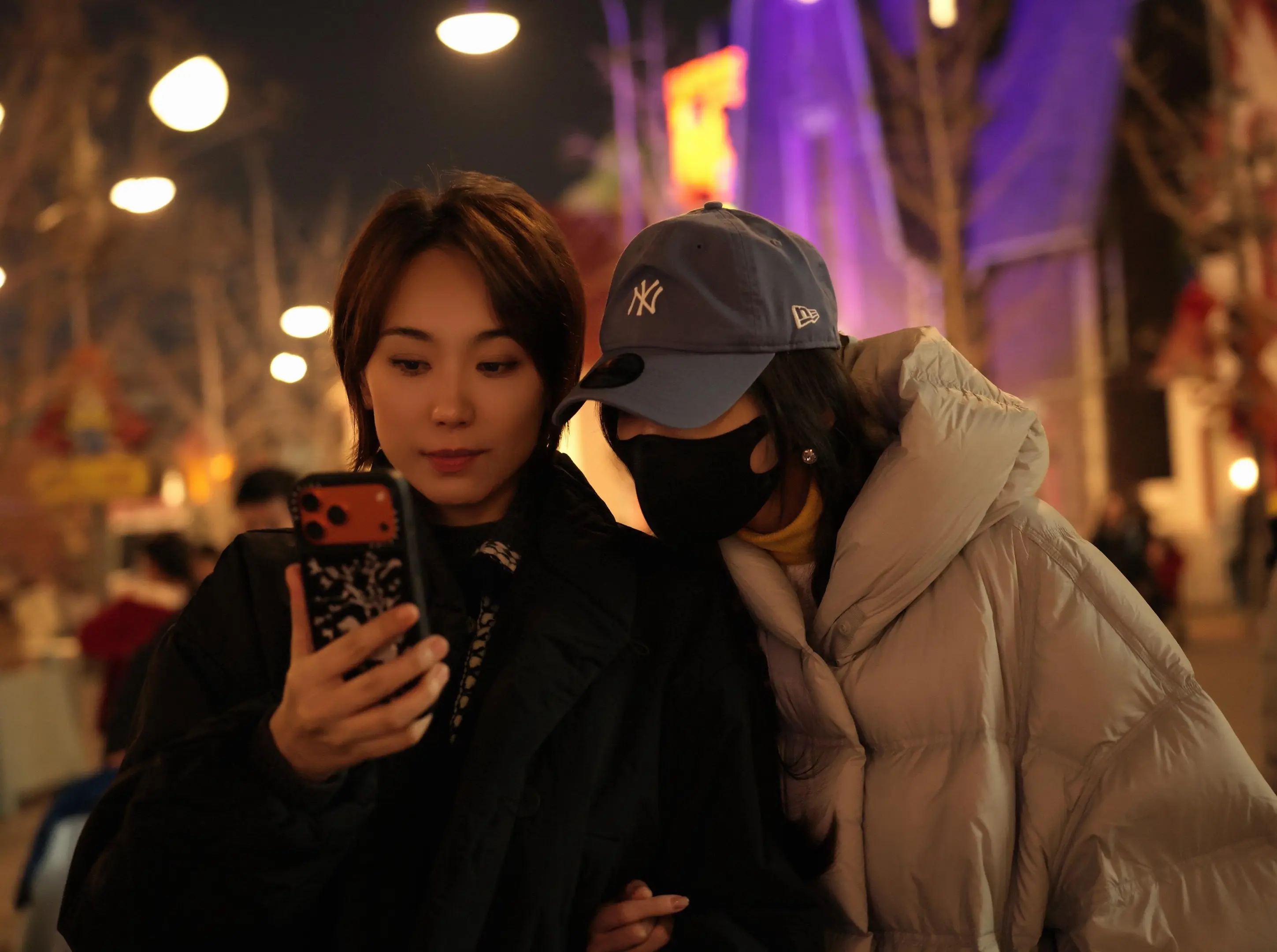 娜扎陪姐姐n刷环球啦。最美的姐妹花 新年快乐🎆