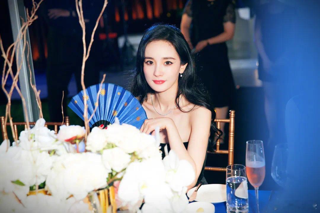 1、杨幂客串完老谋子的新电影《惊蛰无声》就要进组都市剧《我爱的那些人》，《生万物
