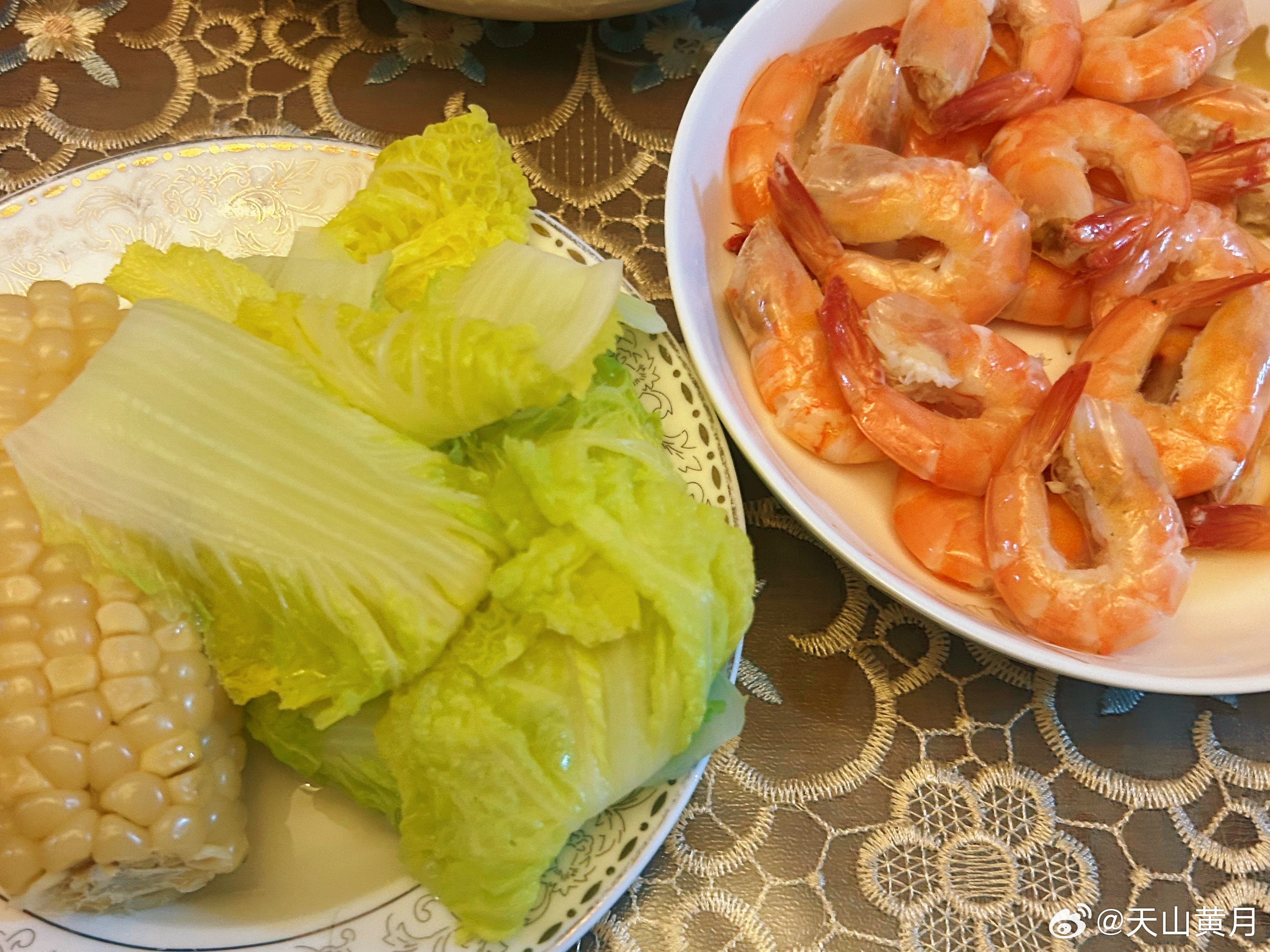 在对面美味的红烧鸡翅香煎豆腐和干锅花菜的对比下………………真是好没食欲的一餐[淡