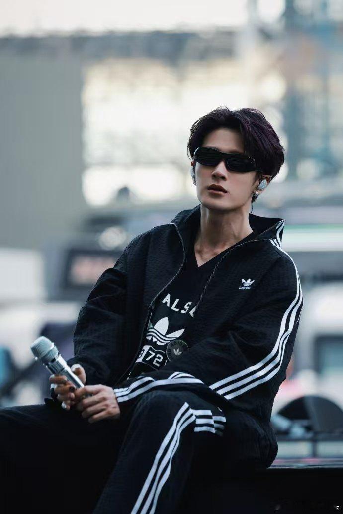 檀健次 老板庆功宴也得表演是谁家爱豆庆功宴还被抓去宣传新歌啊！哦是檀健次！又懵又