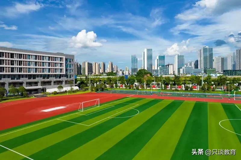 就业的难易程度与经济状况和产业结构密切相关。经济增速快，各行各业都会扩大投资规模