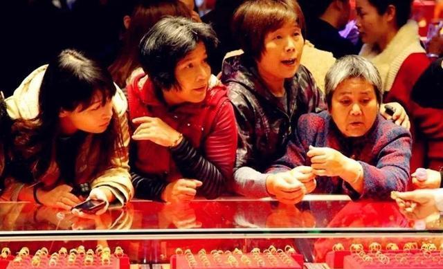 黄金大涨，2013年抢黄金的中国大妈终于笑了！290元买的黄金飙到1014，20
