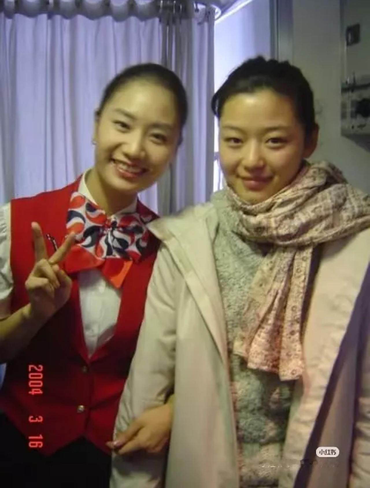 2004年，23岁的全智贤和空姐留下合影，当时的全智贤还是大肿眼泡，穿搭和发型也