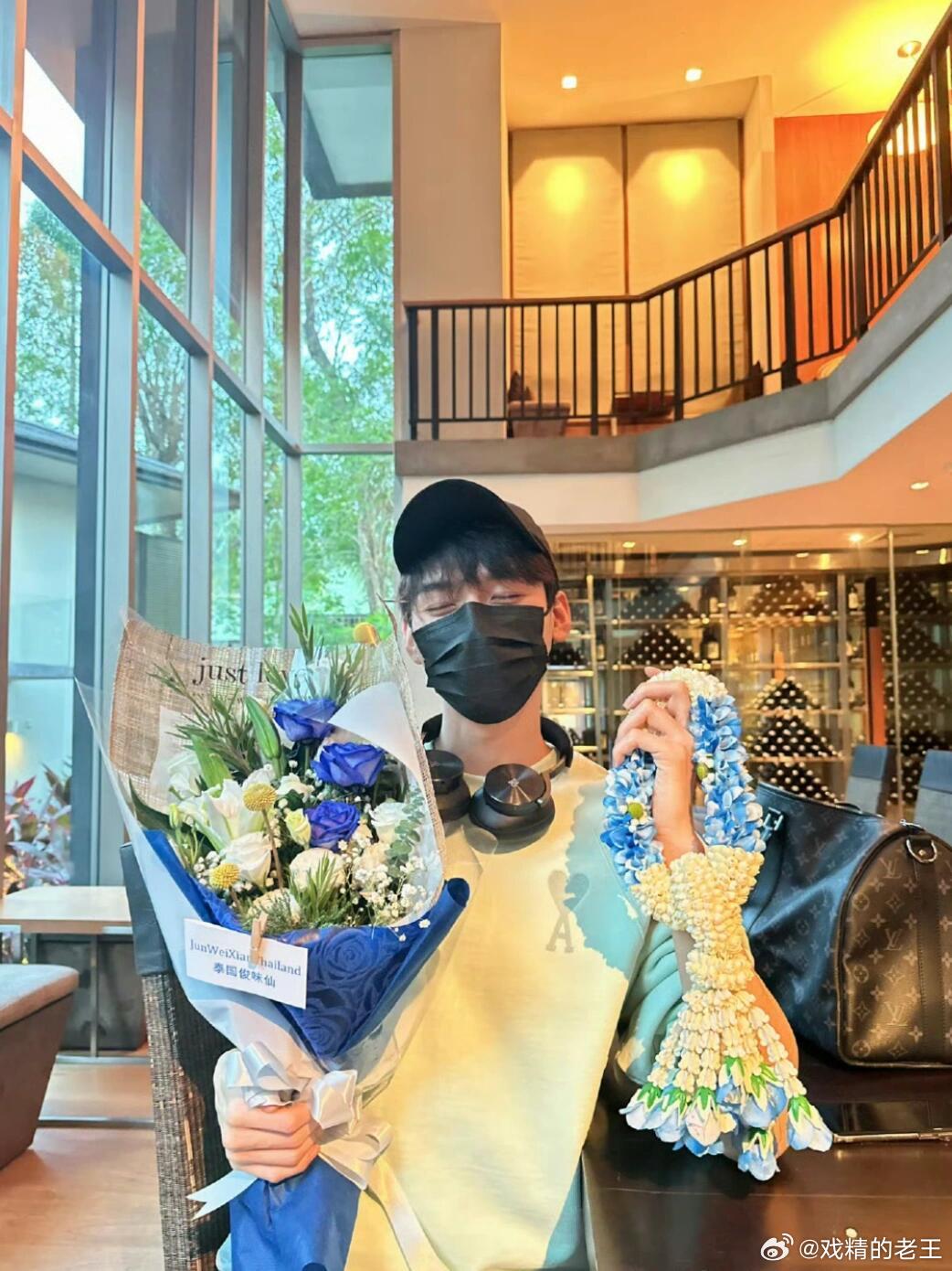 龚俊ins发粉丝鲜花合影这个浪漫的男人没有一句说爱，爱却在处处的细节里粉丝真的一