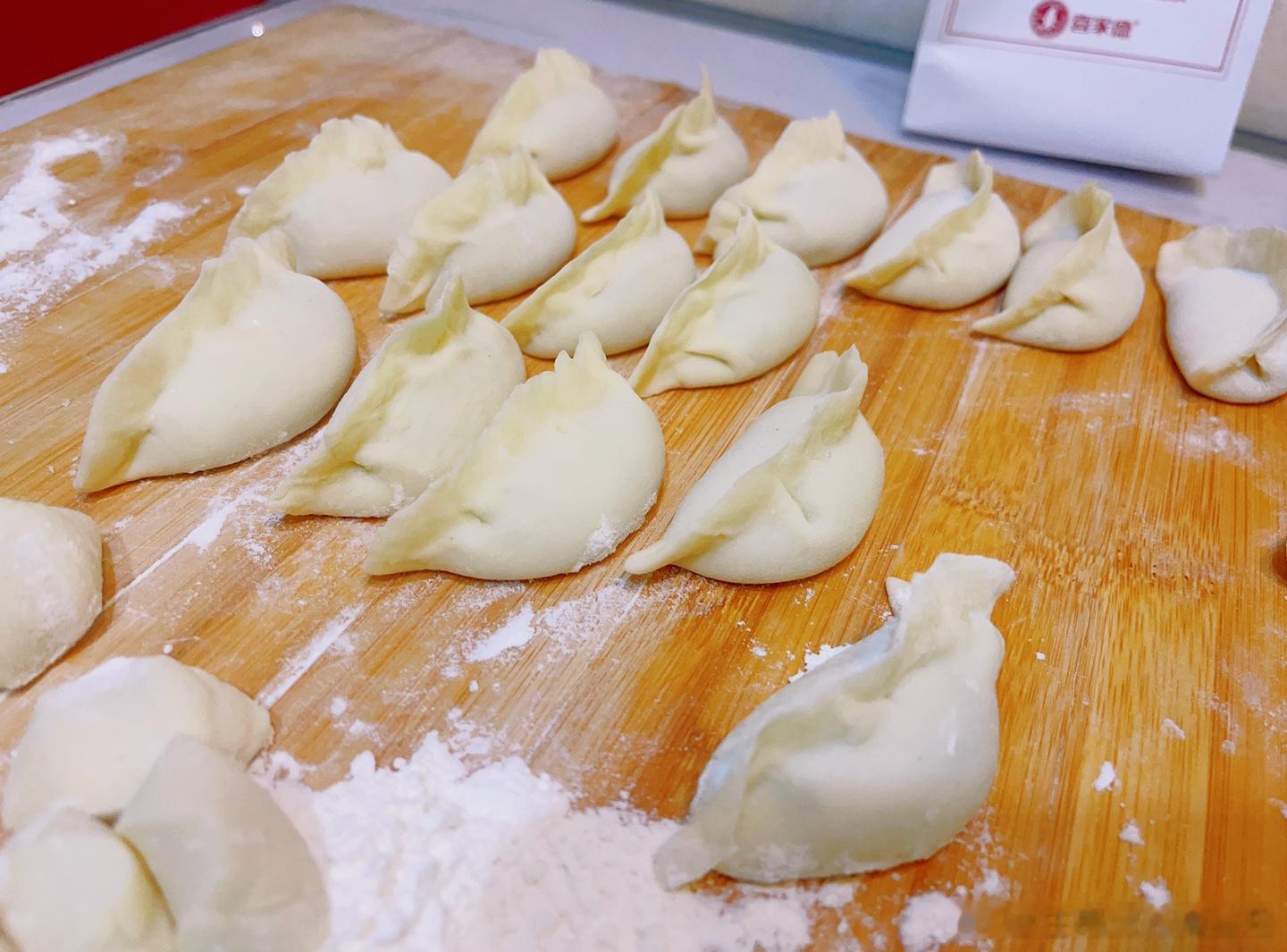 中午在外面吃饺子，我问孩子们饺子搭配点啥菜。​她们说：肉馅饺子配菜，才菜馅饺子配