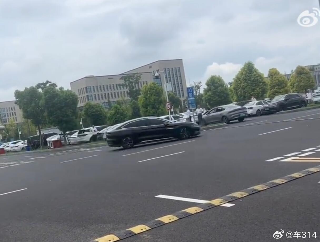 只看到了视频，一辆比亚迪在停车场里疯狂绕圈，前前后后得有20多趟的样子？但并不知