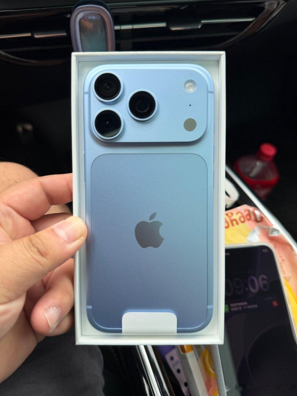 拿到了iPhone18Pro的蓝色这个颜色确实还可以 ​​​