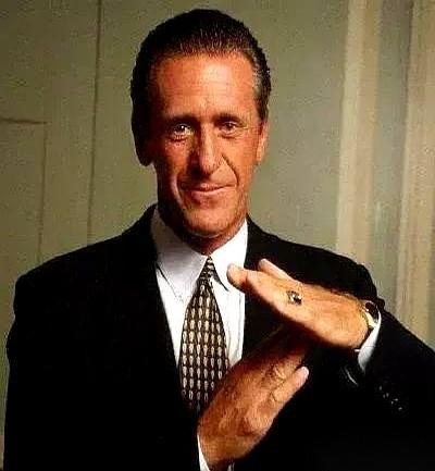 把队魂韦德扫地出门，逼得巅峰勒布朗都得跑路。
一个，是图腾，是城市英雄，就因为想