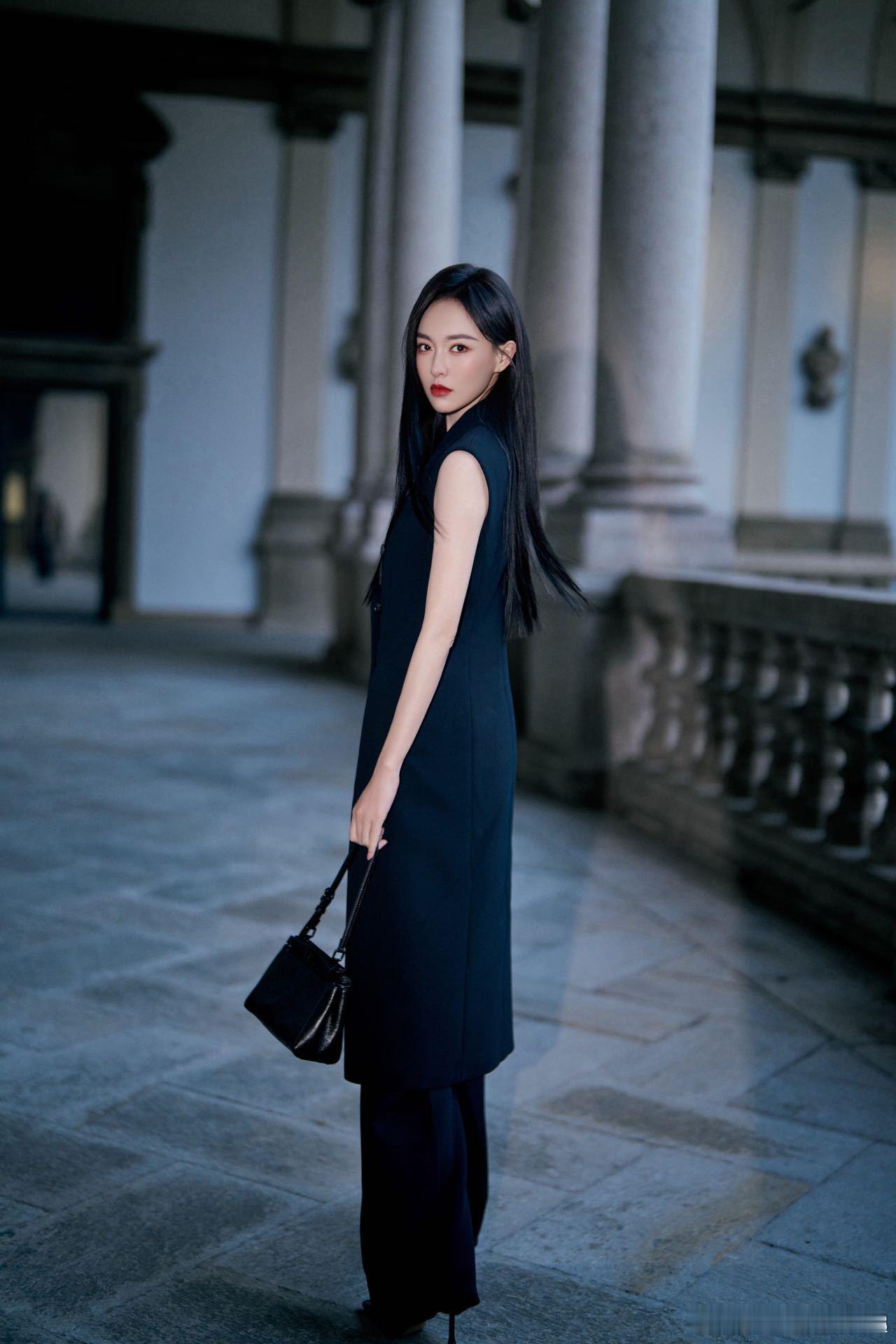 唐嫣好笔直的一条人 唐嫣这身造型真的太有感觉了，黑色套装显得她又高又直。好笔直的