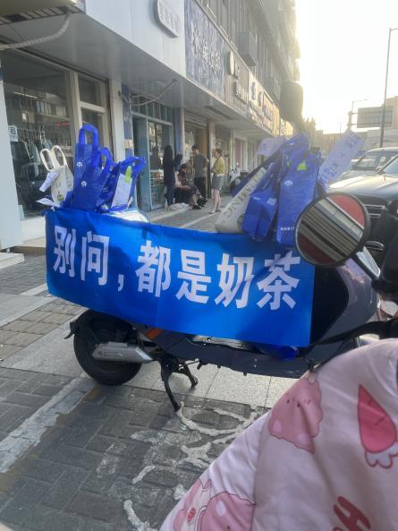 杭州奶茶店员一天连做千杯奶茶杭州奶茶店爆单！店员一天狂做千杯，网友笑称：减肥失败