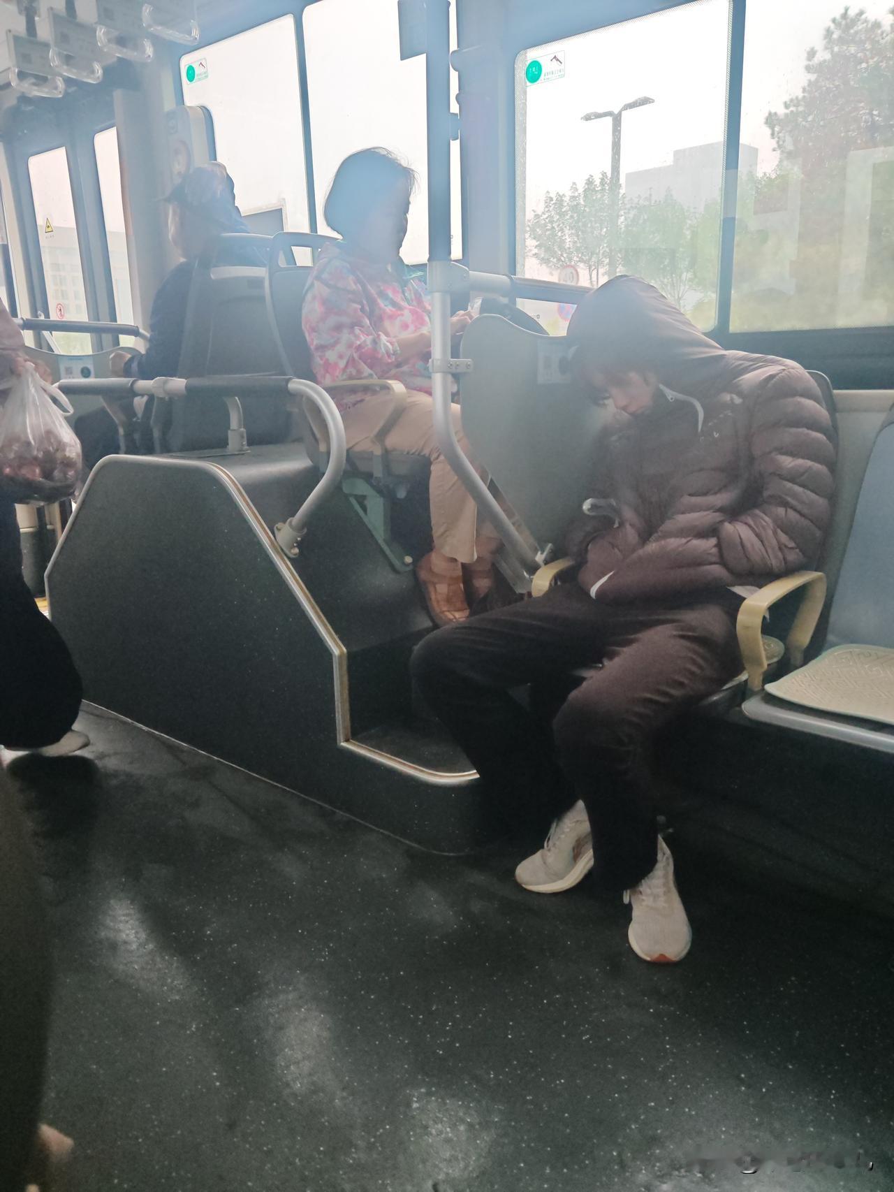 还有哪里热的，
快来太原避暑吧，
太原已经开始有人穿棉衣了，
来吧，来吧，都来吧