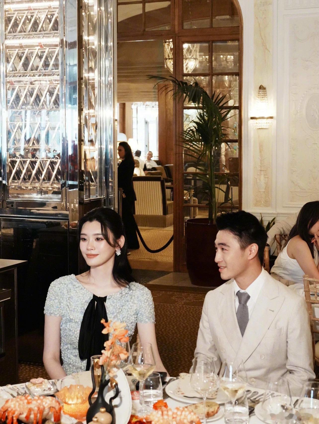 何猷君、奚梦瑶法国婚礼欢迎晚宴何猷君奚梦瑶婚礼欢迎晚宴谷爱凌奚梦瑶婚礼晚宴合照