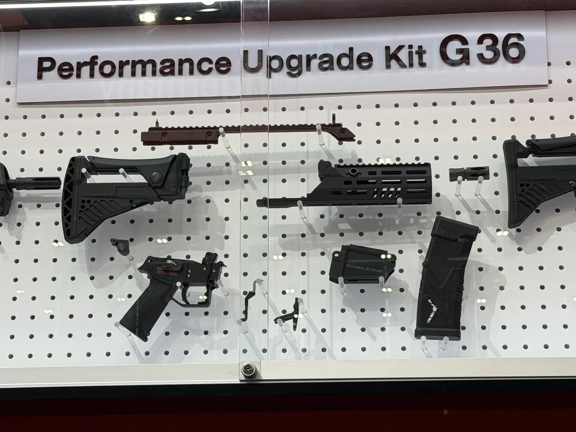 Enforce Tac 2026展会上的H&K展位，展出了H&K官方的G36和H