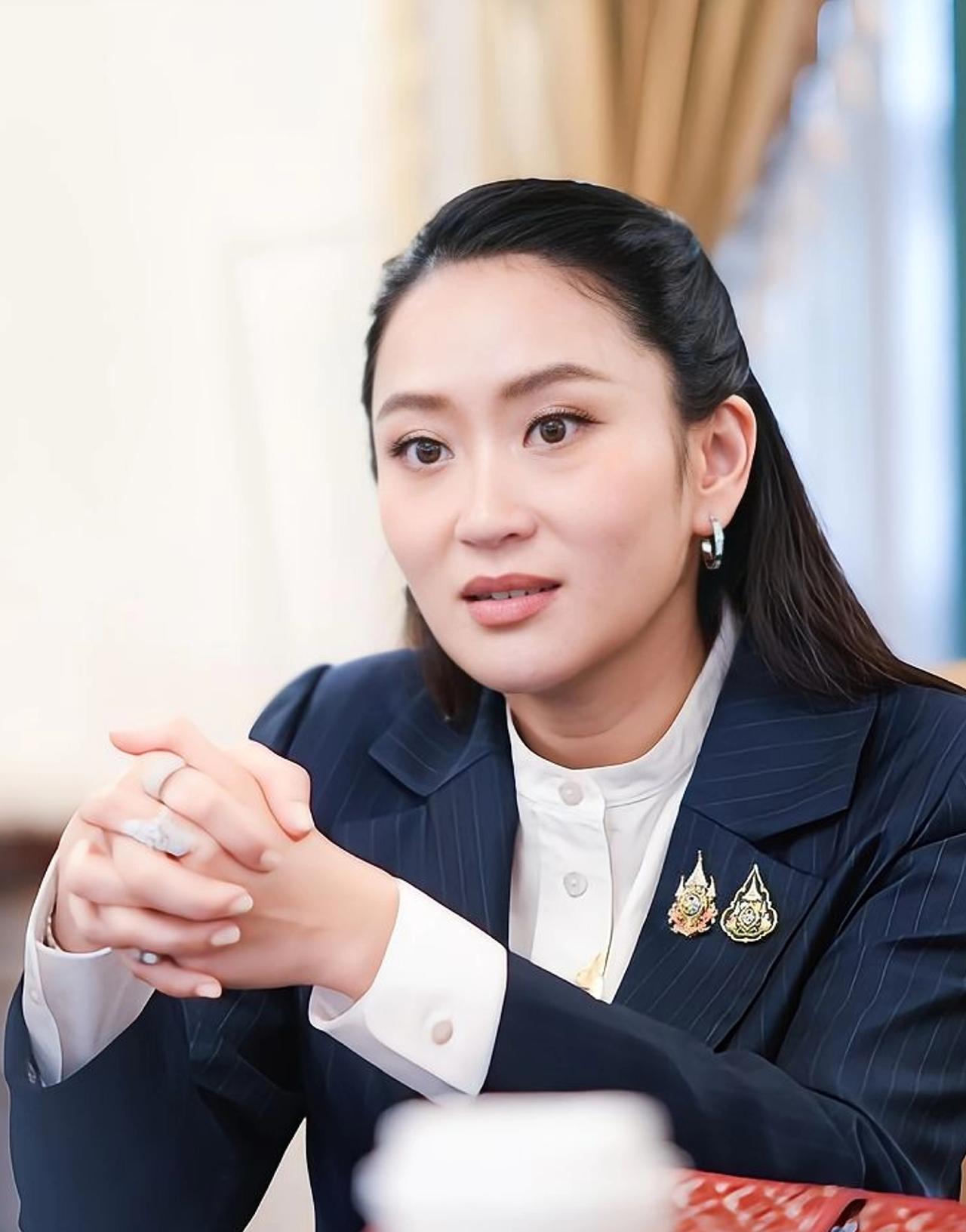 洪森现在除了后悔还是后悔，同样的事情，若是佩通坦必然是喊着叔叔，低声下气的跟自己