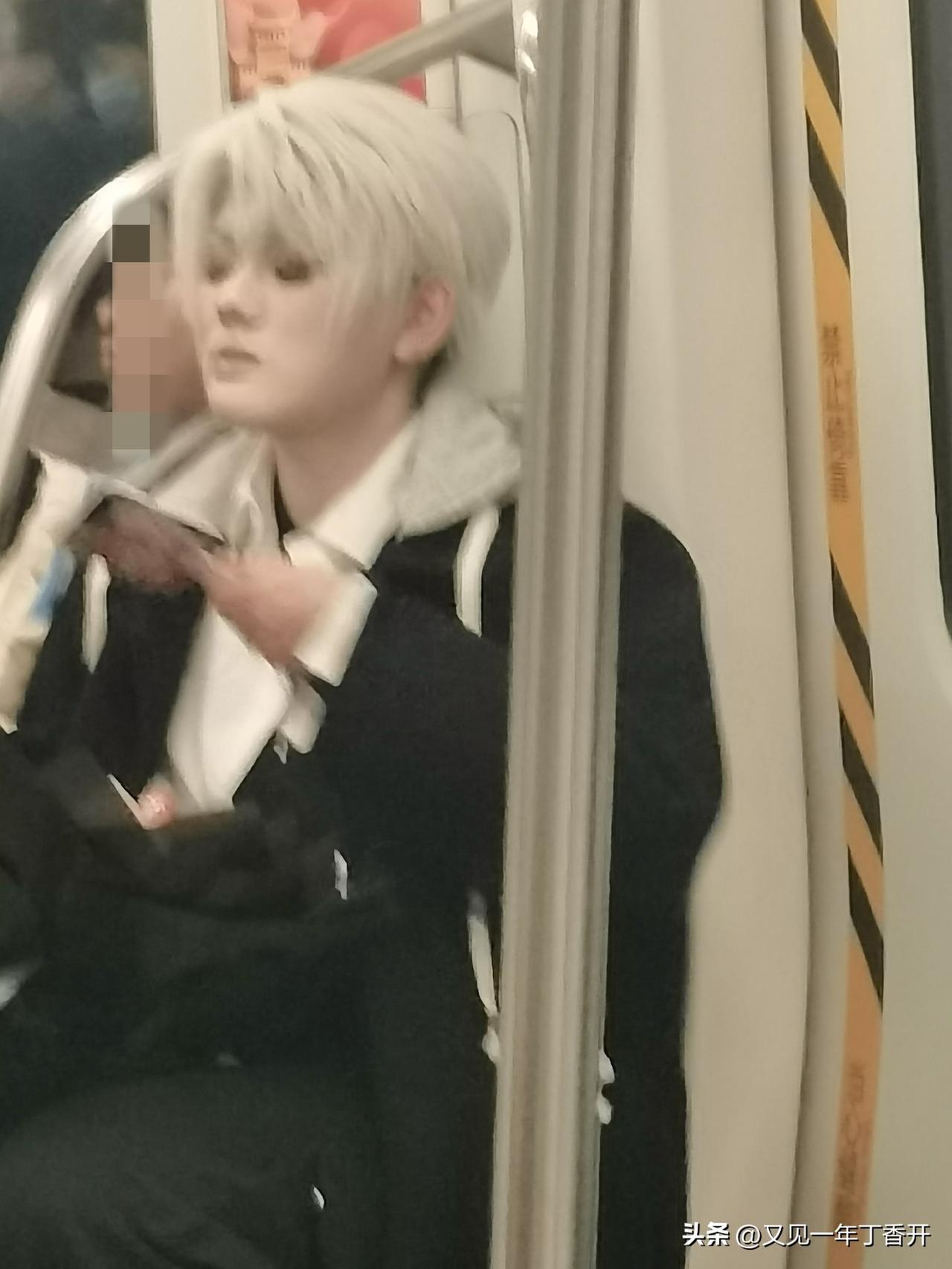 据说这叫二次元

今天地铁上坐在斜对个女孩（或者男孩）分不清，反正我挺好奇的，这