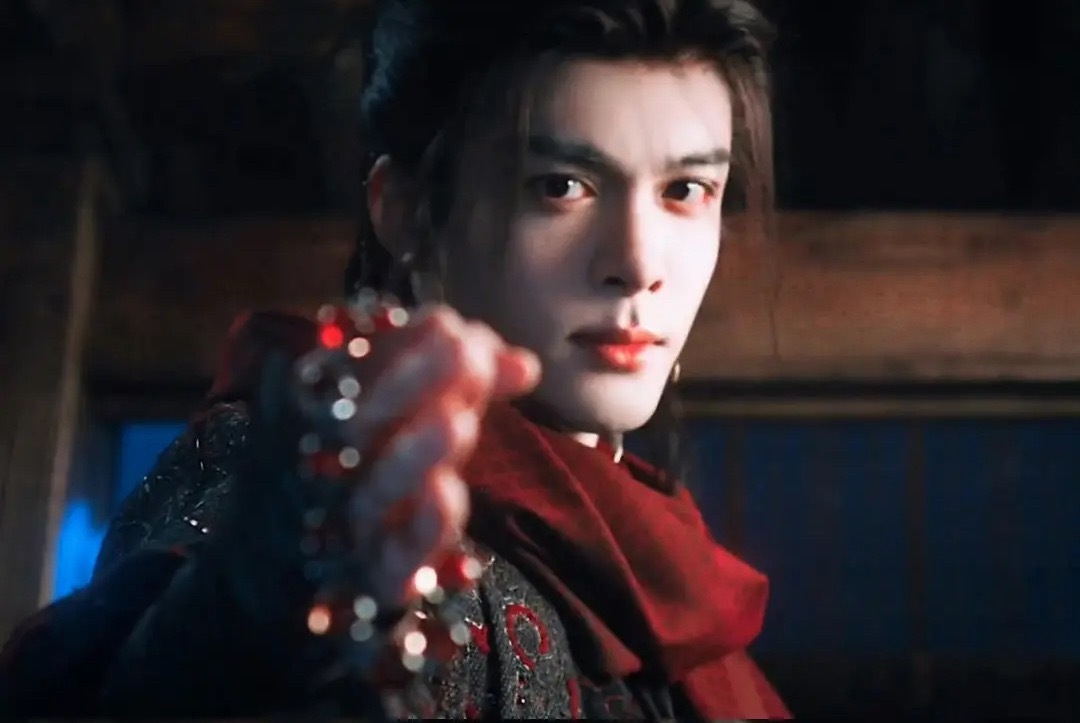 新剧《月鳞绮纪》的审美咋回事，男主角的红围巾可以理解，这么红的口红看着好出戏啊。