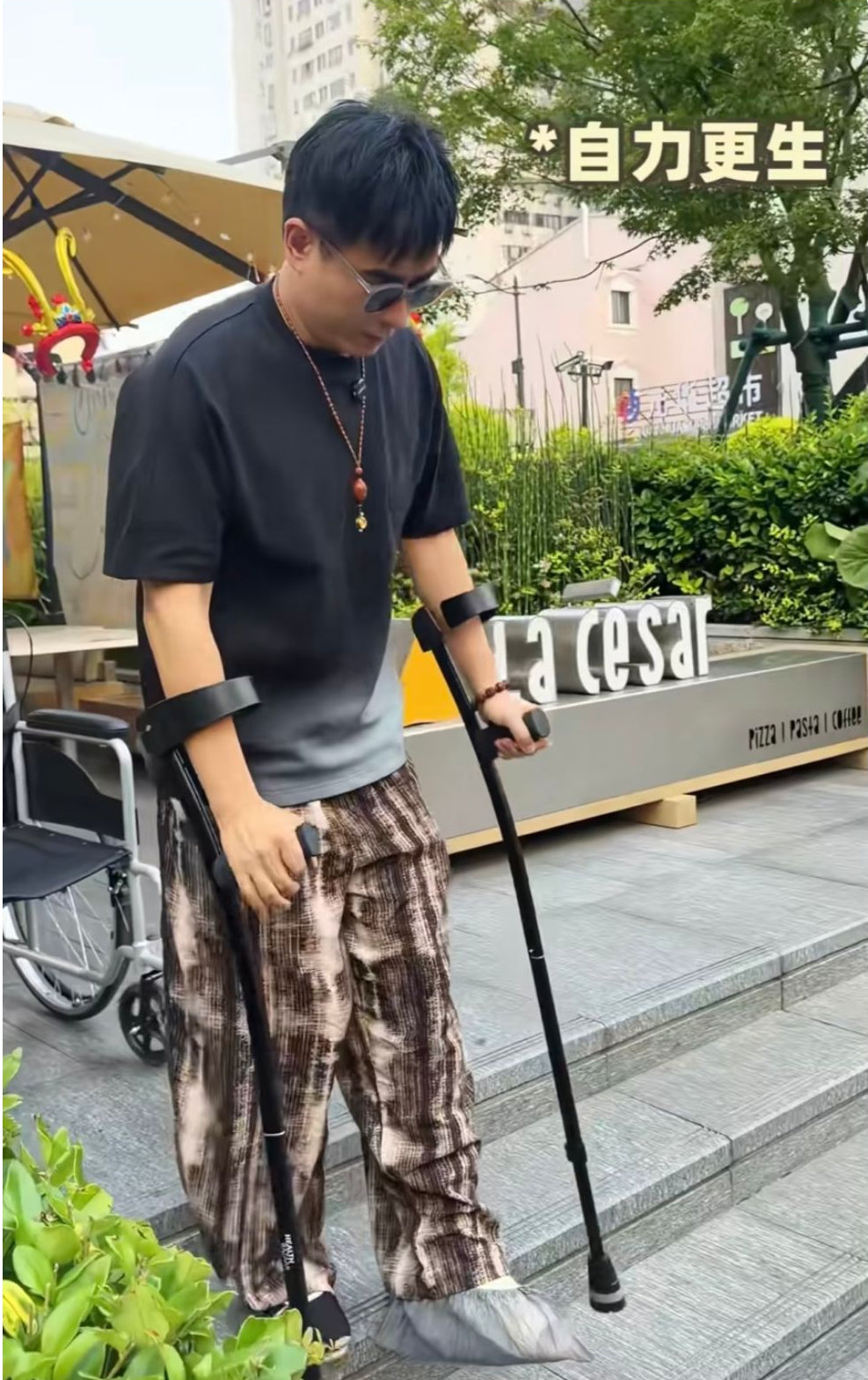 陈龙骨折后首次逛街，小10岁老婆穿1200元T恤，素颜很美性格好 