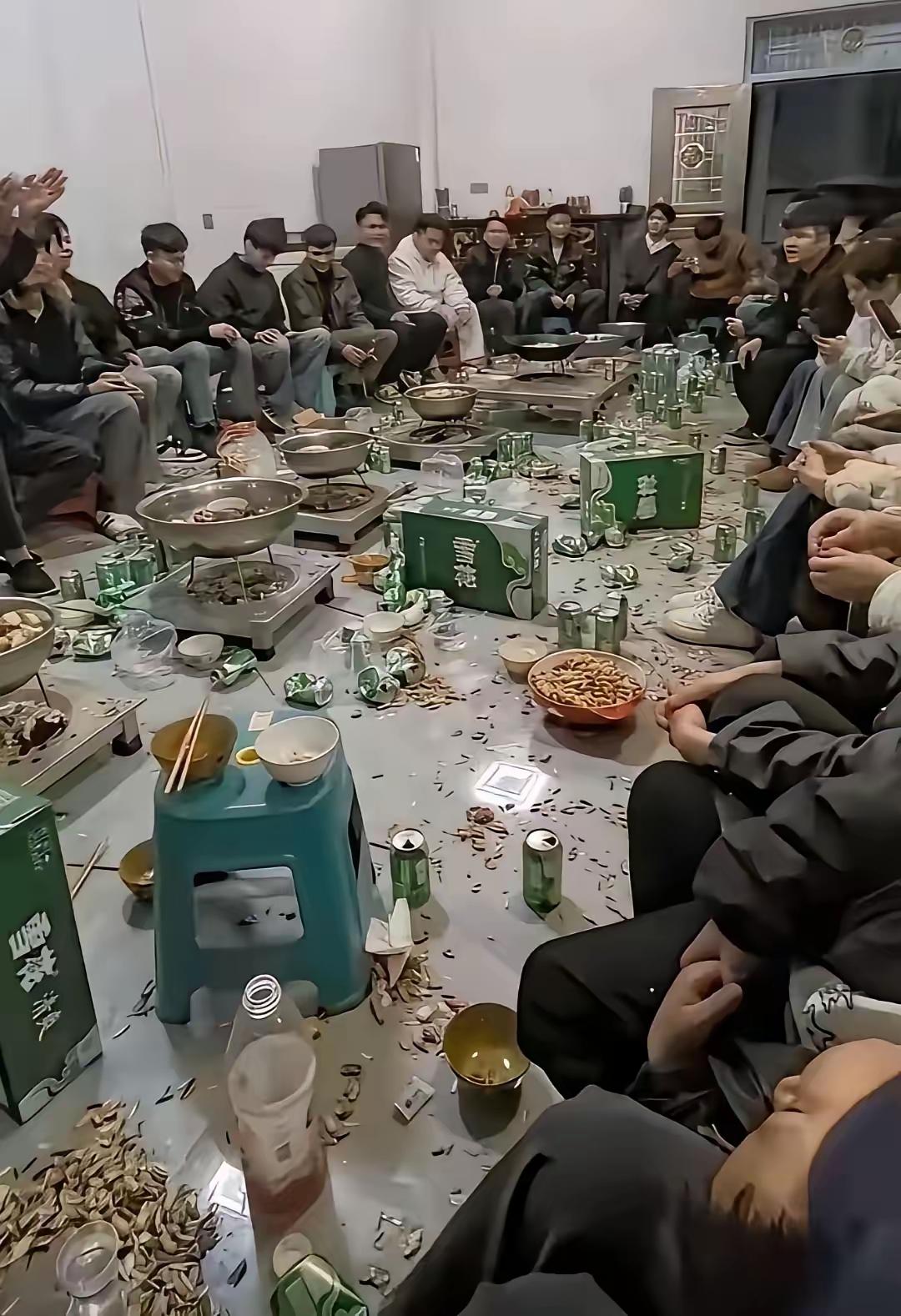 这是什么喝法
好歹弄个桌子，炒俩菜啊