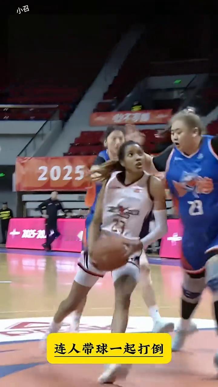 大宝贝的球衣是23号，记不住也没关系，毕竟大宝贝在女篮就是独一份，连人带球一起打