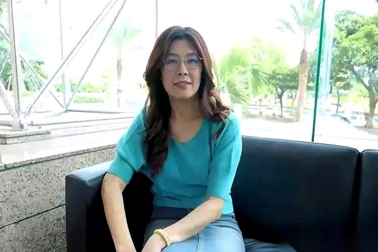 1米78的郑丽文，正准备去参加一场重要会面。
临出门，马英九一个电话过来，就一句