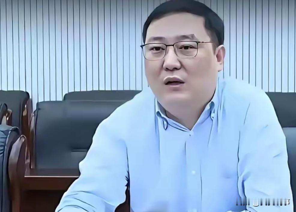 眼前的这个男人是董卿的老公，第一眼看过去憨厚老实感觉很能扛事的人，能让董卿看上眼