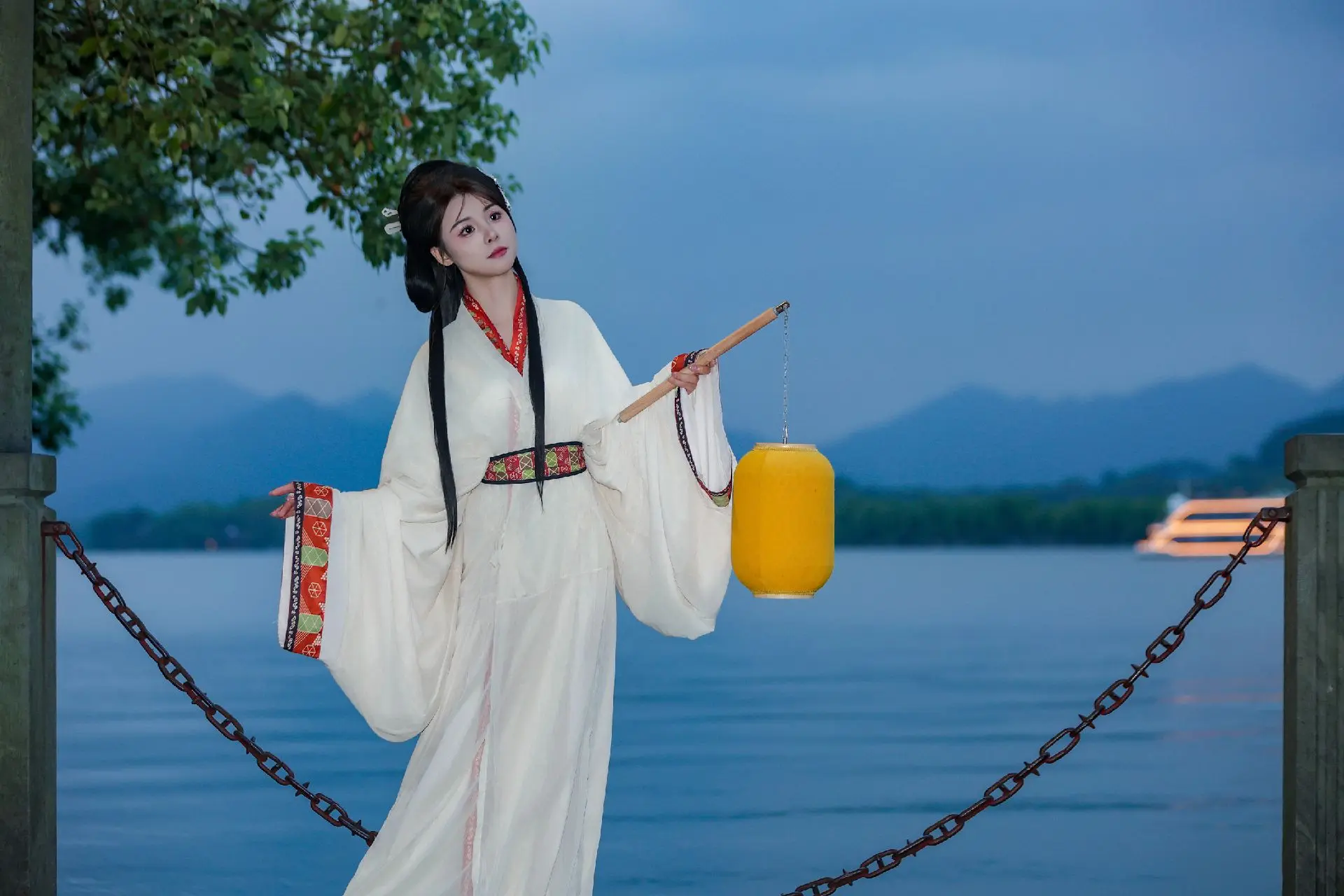 天气说变就变，关系说淡就淡，在这个现实生活里，谁会陪你到永远，谁又会把...