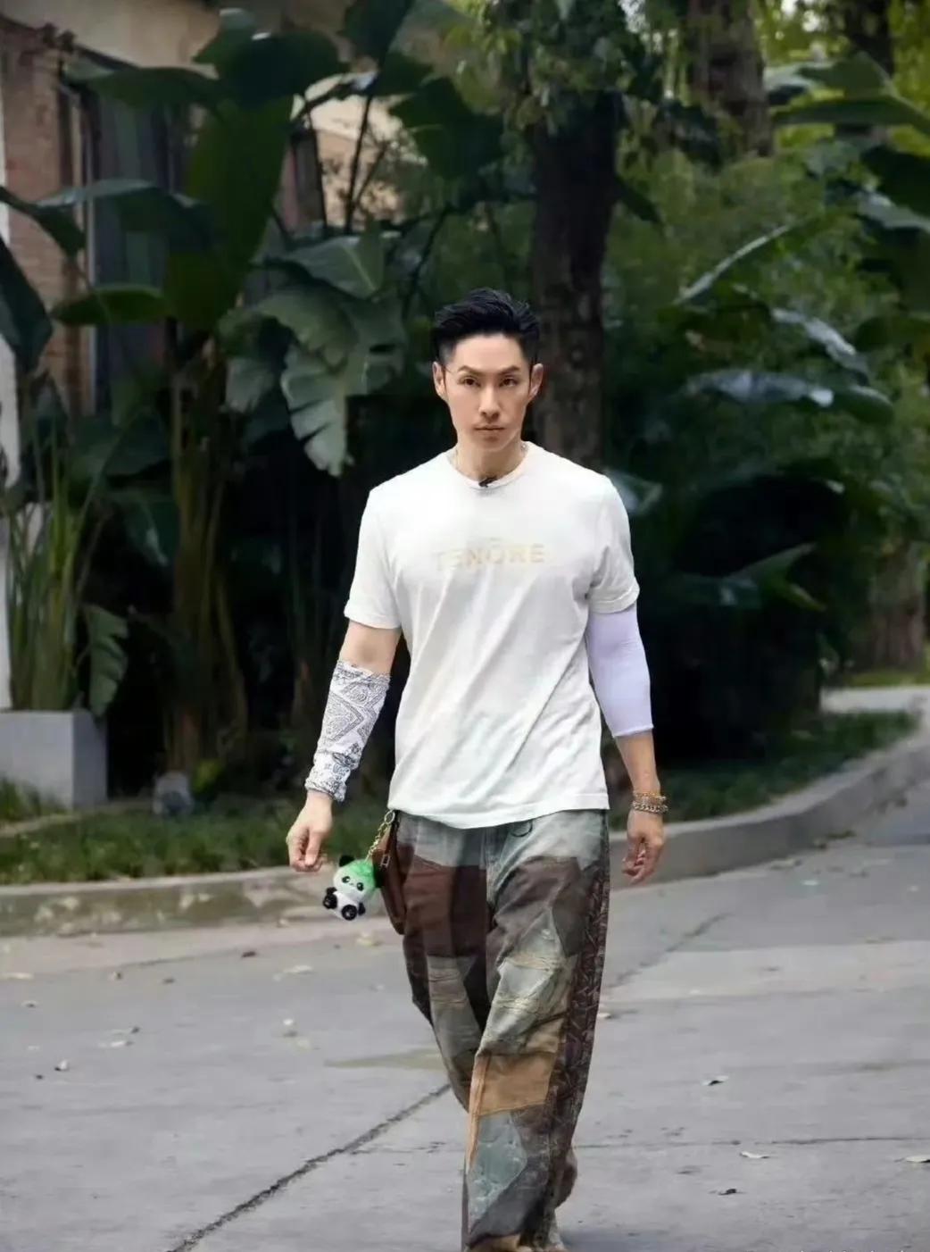 感觉当年的他虽然不是偶像男团 F4中最帅的那位，但是感觉他却是F4里面最经老的一