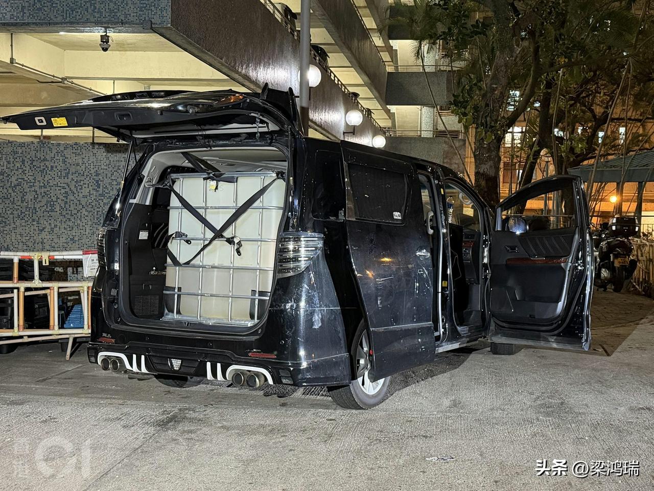 这张图片展示了 2026 年 3 月 24 日在香港黄大仙横头磡东道被警方和消防