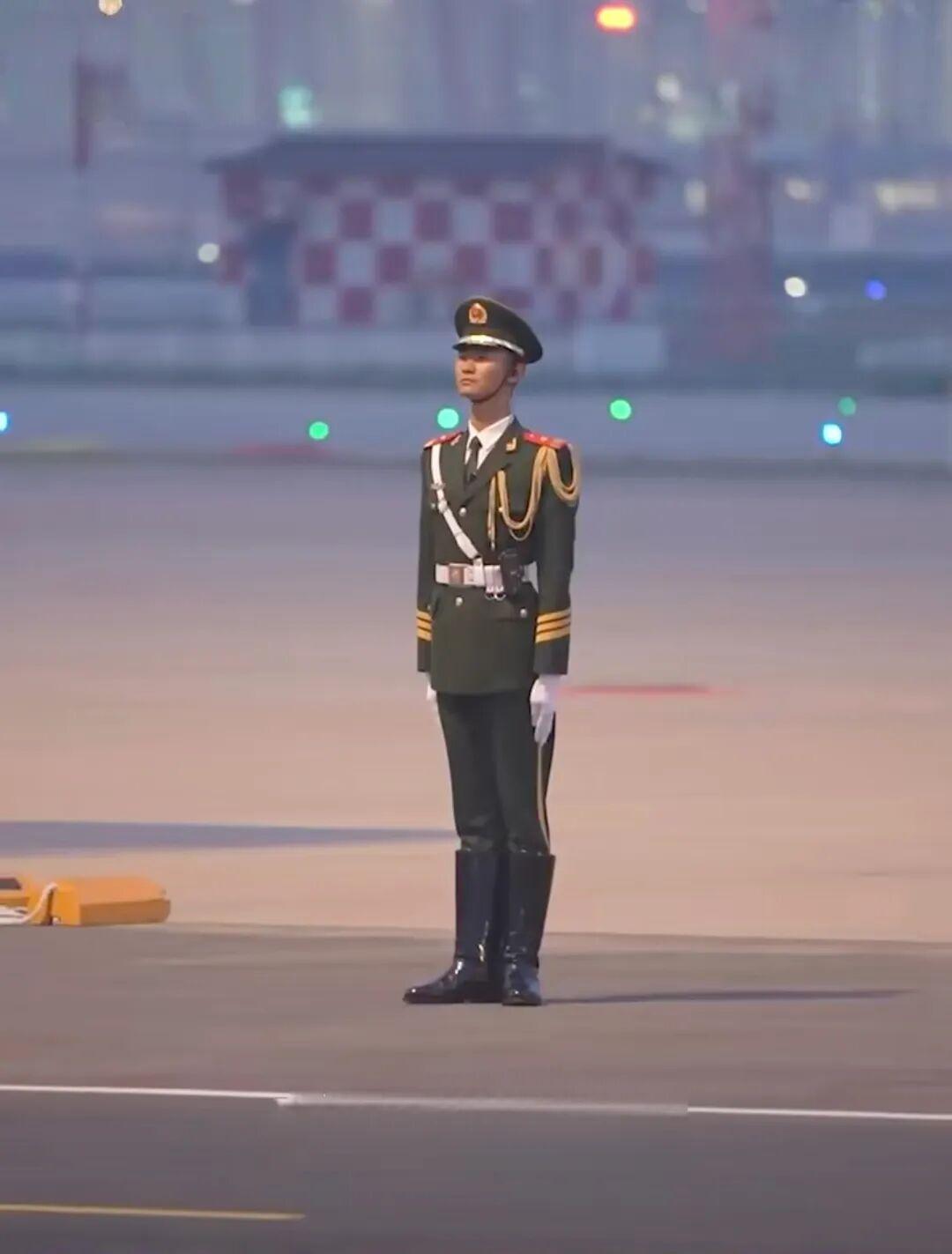 美国“空军一号”轰鸣而过，中国军人岿然不动！

当 “空军一号” 的引擎轰鸣声撕