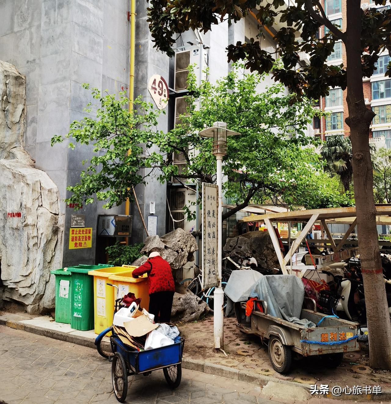 五千人小区里的“拾荒大军”：他们捡的不是废品，是生活的尊严
 
我们小区是周边最