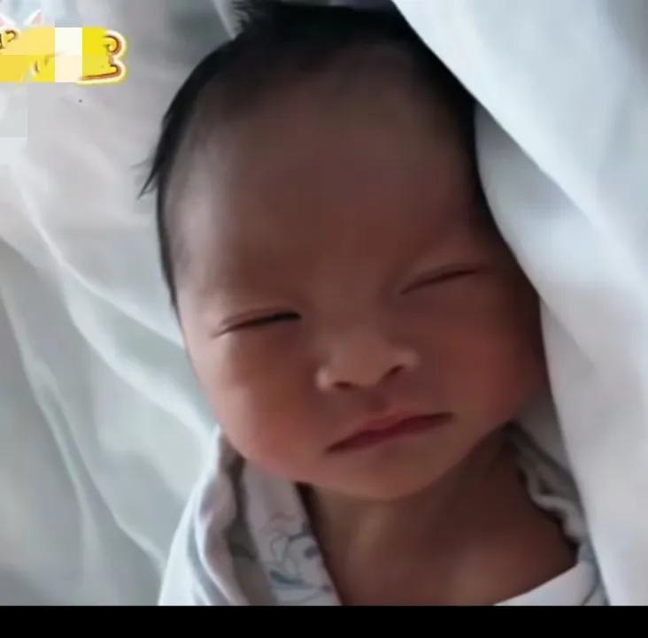 汪小菲跟马筱梅的爱子，长得真好看，像爸又像妈。
张兰开心的不得了，直播的时候都会