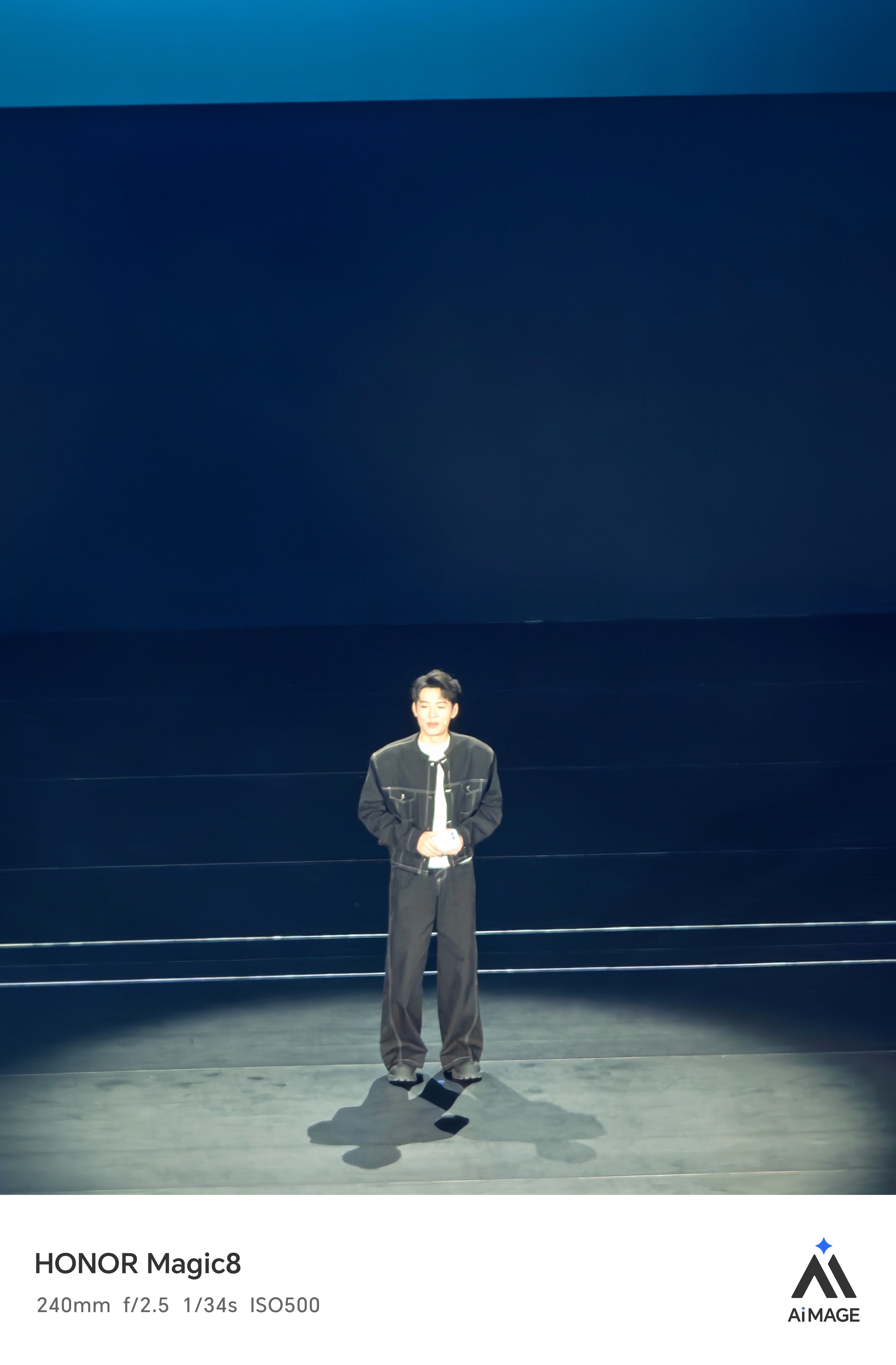 今天的荣耀500系列主讲是荣耀产品经理赵牧辰，看过心动的信号的应该都知道，真帅啊