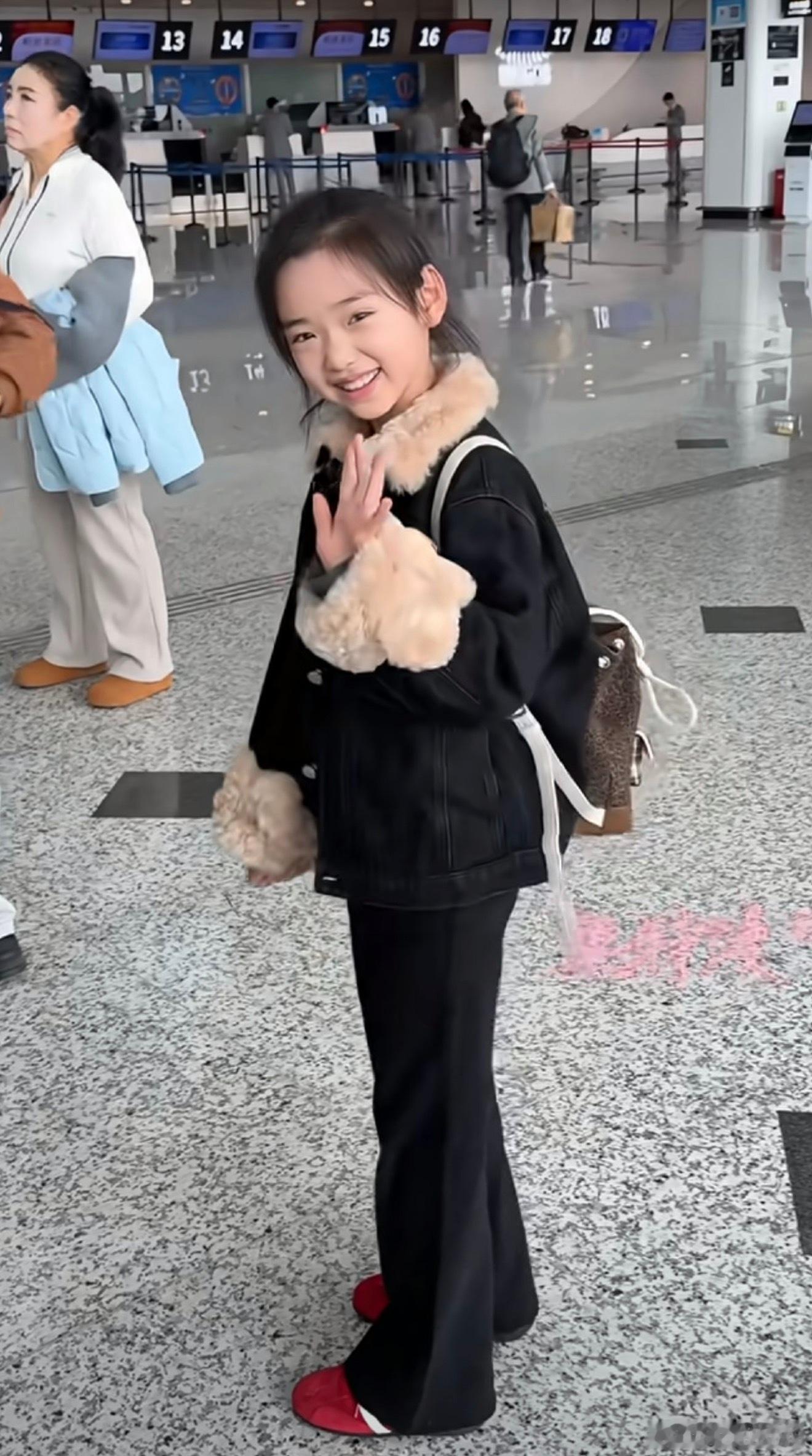 小酒窝 我有点太胖了我宣布小酒窝就是我的互联网小姐妹，机场发言也太可爱了，一边叮