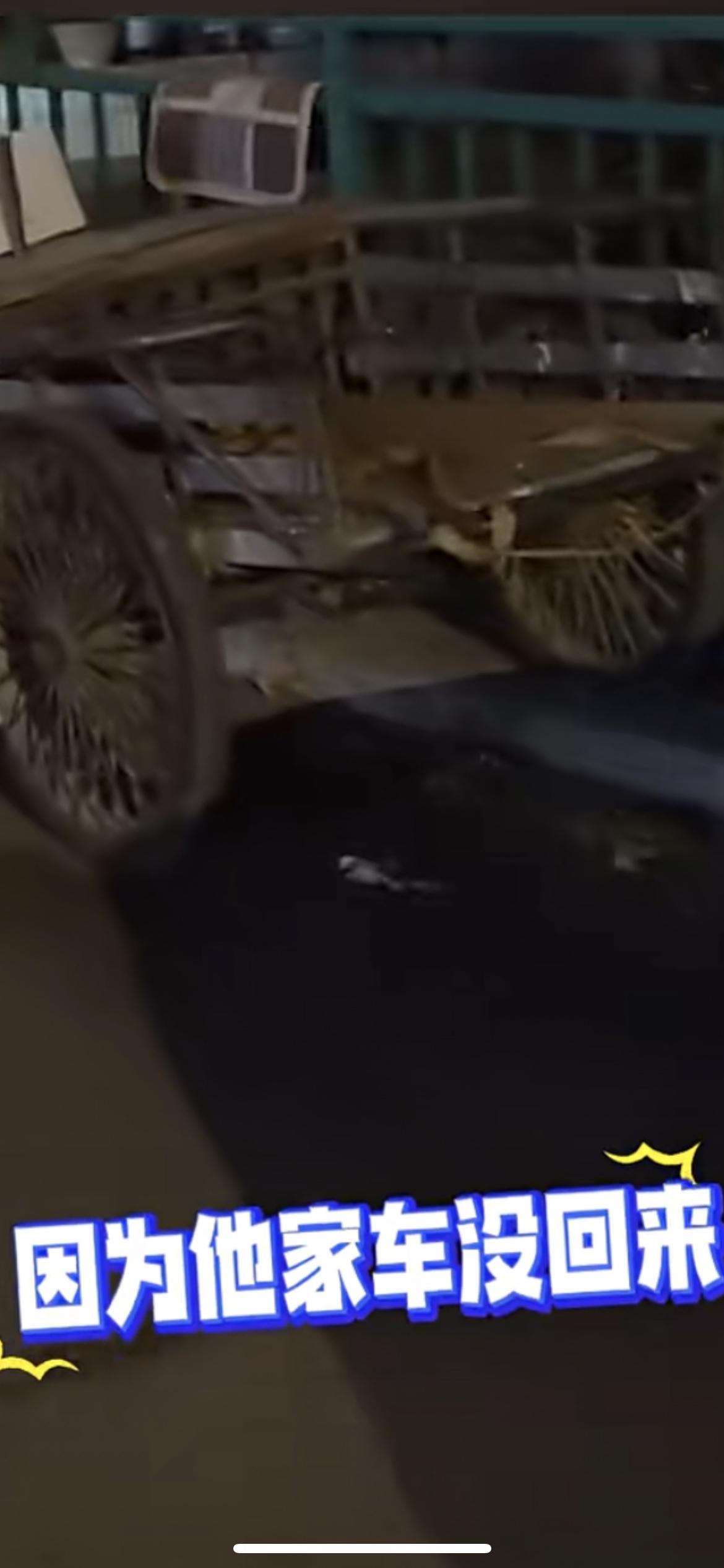 大爷用三轮车给儿子霸占公共停车位，女子硬是把车子斜着停在车位上：“不想惯着他  